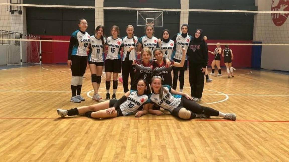 Fatih Suriçi voleybol turnuvasında karşılaştığımız İstanbul Erkek Lisesi’ni 2-0’ lık skorla mağlup eden Çapa’nın Sultanları’nı tebrik ederiz